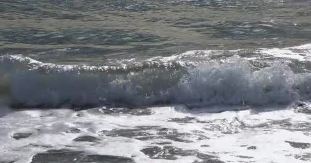 Zamknij Małą Falę Łamiącą Białą Wodę Plaża Slow Motion Wakacje — Wideo stockowe