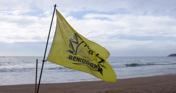 Zpomalení Detailní Záběr Žlutá Vlajka Benidorm Sos Mávání Pláž Varování — Stock video