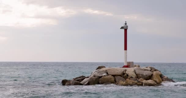 Pequeño Faro Isla Rocosa Con Olas Estrellándose Contra Las Rocas — Vídeo de stock