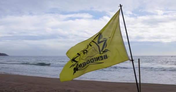 Galben Benidorm Sos Steag Avertizare Closeup Fluturând Plajă Încetinire Popularul — Videoclip de stoc