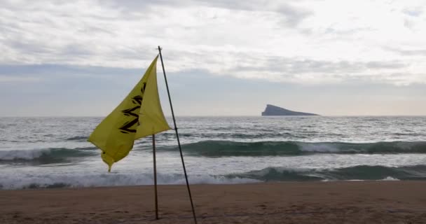 Bandiera Avvertimento Giallo Benidorm Sos Appesa Palo Sventolando Sulla Spiaggia — Video Stock