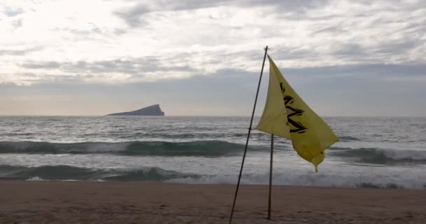 Жовтий Прапор Benidorm Sos Розмахує Пляжі Попереджувальні Плавці Море Повільному — стокове відео