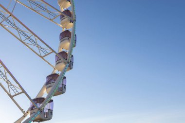 Antwerp Ferris 'in dev tekerleği. Manzara, metal kiriş rehberleri ve turist kabinleri. Metin için boş boşluk