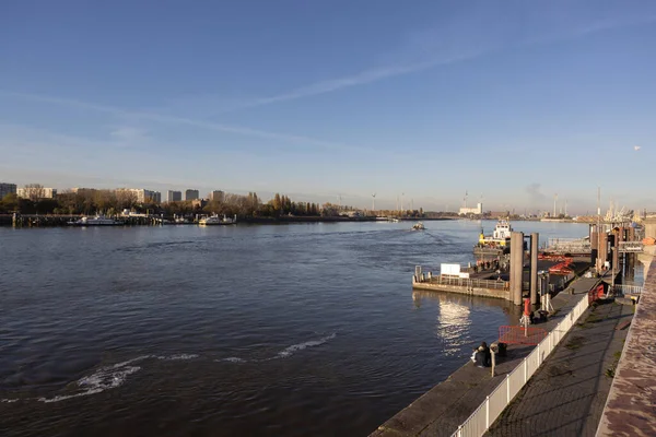 Antwerp 'teki Scheldt Nehri' ndeki feribot terminali açık mavi bir kış gününde su otobüsünü aradı. Şehri sol yakaya bağlıyorum.