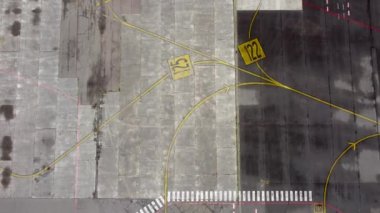 Ticari havaalanındaki pist pistinde yön işaretleri var. Yol İşaretleme, Taxiway ve uçaklar için sarı sinyal çizgileri
