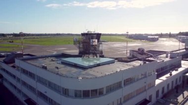 Antwerp havaalanı ve ATC Havaalanı Trafik Kontrol kulesinin insansız hava aracı görüntüsü