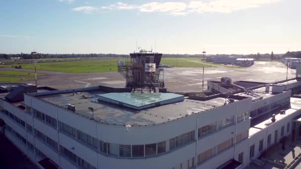 Drone Zicht Luchthaven Antwerpen Atc Airport Traffic Control Toren — Stockvideo