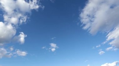 Mavi gökyüzü beyaz bulutlar, manzara beyaz bulutlar 4K, Cumulus bulut bulutu zaman çizelgesi, yaz mavi gökyüzü zaman atlaması, doğa mavi gökyüzü, beyaz bulutlar. Bulut zaman aşımı