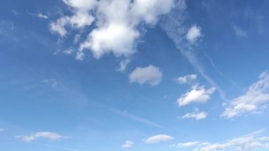 Building motions clouds. Puffy fluffy white clouds sky time lapse. slow moving clouds. B Roll Footage Cloudscape timelapse cloudy. footage timelapse nature