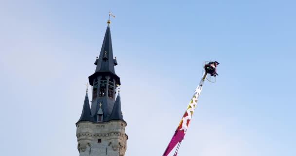 Карнавальная Прогулка Ярмарке Лире Вращающаяся Высоко Воздухе Перед Церковью Замедленной — стоковое видео