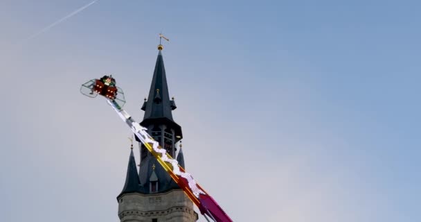 在里尔的集市上 人们享受着狂欢之旅 在教堂前的高空旋转着慢镜头 — 图库视频影像