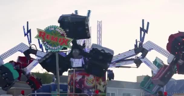 Carnival Ride Fair Lier Spinning High Air Front Church Slow — Stockvideo