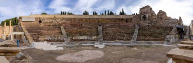 İspanya 'daki Cartagena Müzesi' ndeki Antik Roma Tiyatrosu Amfitiyatrosunun fotoğrafını çeken turistle panoramik manzara.