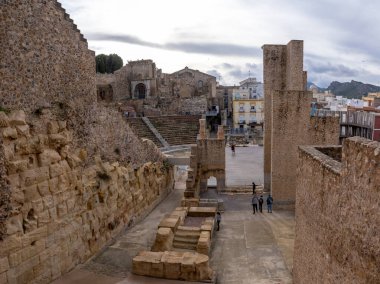 İspanya 'daki Cartagena Müzesi' ndeki Antik Roma Tiyatrosu 'nun turist ziyaretçileri