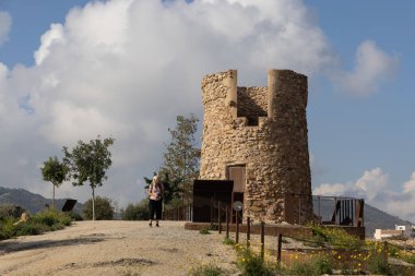 Cartagena 'nın eski şehir gözetleme kulesi. Yanında turist var. Cartagena, Murcia İspanya.