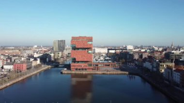 Belçika 'nın Antwerpen şehrinde bulunan MAS müzesinin ve Loodsgebouw' un (Antwerp pilot binasının) uzaktan kumandalı hava aracı çekimini Scheldt nehrinin üzerinde kuruyoruz.