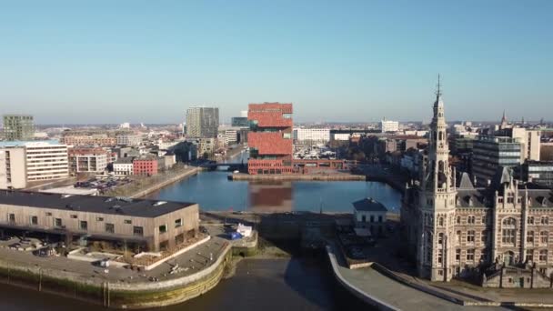 Upprättande Flygfoto Över Antwerpen Mas Museum Och Pilotbyggnad Över Floden — Stockvideo