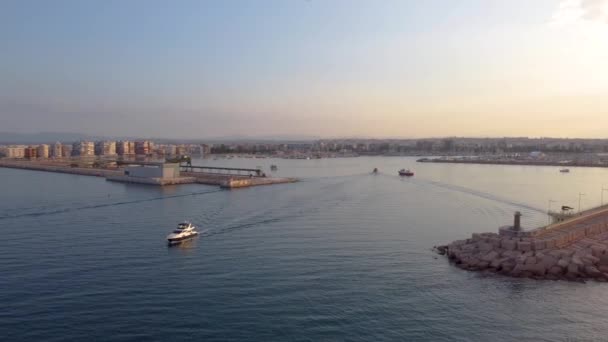 Vroeg Ochtend Drone Luchtbeelden Rond Torrevieja Vuurtoren Wanneer Boten Jachthaven — Stockvideo