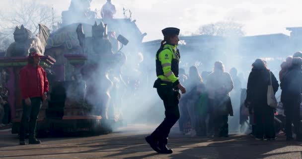 Belgische Vrouwelijke Politieagent Ordehandhaving Met Fluitje Assertieve Gebaren Smoke Filled — Stockvideo
