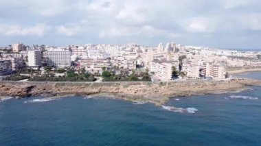 İspanya 'nın Torrevieja kentindeki Cabo Cervera ve La Mata plajlarında deniz aşırı insansız hava aracı panoraması