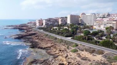Cabo Cervera uçurumlarının, binaların ve parkın hava manzarası. Torrevieja, Costa Blanca