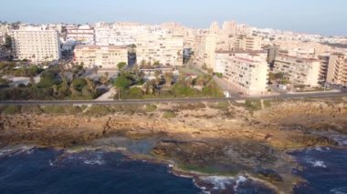 Cabo Cervera kayalıklarının ve binaların güzel bir sabahki panorama pan videosu