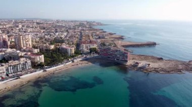 Torrevieja 'da popüler bir turist plajı olan Playa de Los Locos' un panorama çekimi..