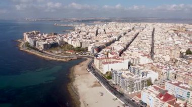 Popüler turist deniz kenti Torrevieja ve Playa de Los Locos plaj insansız hava aracı videosu