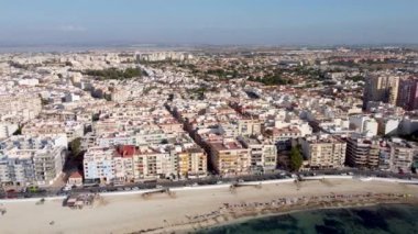 Playa de Los Locos, Torrevieja, Costa Blanca, İspanya 'nın popüler sahil sahillerindeki apartman binalarının insansız hava aracı görüntüleri.
