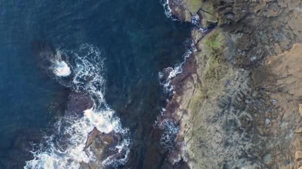 セレヴェルナ トレヴィージャで崖にぶつかった波の空中トップダウンショット — ストック動画