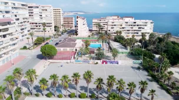 야자수 스포츠 필드와 항공기와 Cervera Torrevieja 해변에서 아파트 건물로 — 비디오