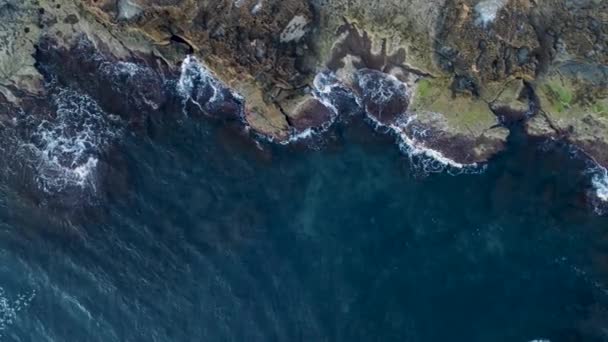 セレヴェルナ トレヴィージャ スペインで崖にぶつかった波のドローンダウンビデオ — ストック動画