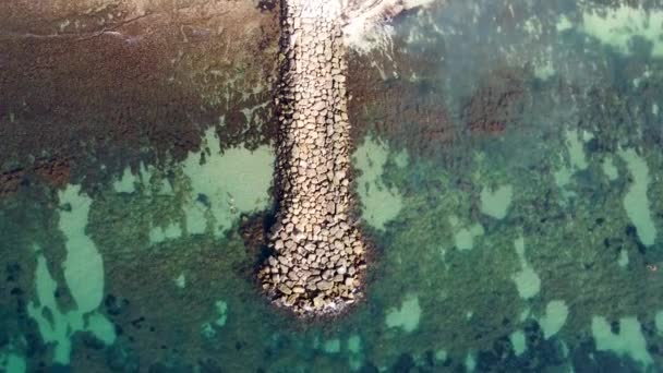 Drone Top Shot Stone Jetty Pier Clear Seawater Revealing Beach — Αρχείο Βίντεο