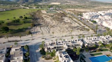 Torrevieja yakınlarındaki arazi geliştirme videosunun arka planında Vistabella golfü var. Costa Blanca, İspanya