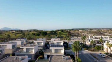 Hava aracı, Vistabella 'nın Torrevieja yakınlarındaki golf sahasının çatısından başlıyor.