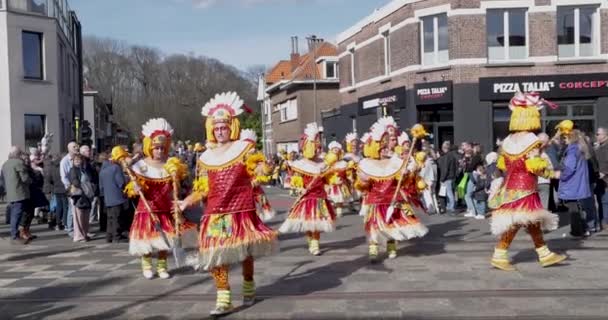 毎年恒例のカーニバルパレードでモーテルで踊るコスチュームの人々のスローモーションビデオ — ストック動画