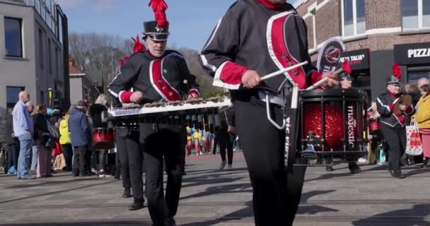 アントワープ州モーテルでの毎年恒例のカーニバルパレード中に通りで行進バンドのスローモーションビデオ — ストック動画