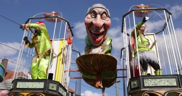 Lidé Kostýmech Tančí Otevřené Kleci Karnevalovém Voze Mávají Usmívají Baví — Stock video