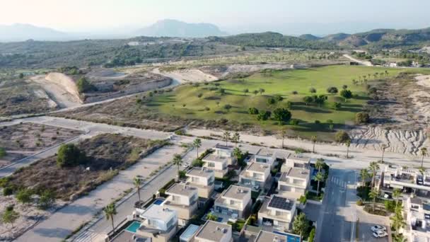 バックグラウンドのVistabellaゴルフとTorrevieja近くの不動産開発のドローン空中ビデオ Costa Blanca スペイン — ストック動画