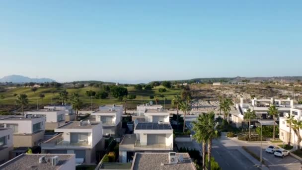 ドローン航空は Torrevieja近くのビスタベラゴルフコートを示すヴィラの屋根から始まるショットを明らかにします — ストック動画