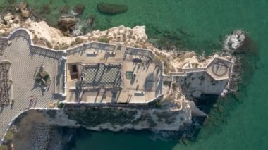Sabahın köründe Benidorm Plaza del Castell ve Balcon del Mediterraneo 'nun turkuaz sularla çevrili tepeden aşağı sabit görüntüsü.