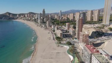 Benidorm sahilinin ve gökdelenlerin yüksek açılı insansız hava aracı görüntüsü