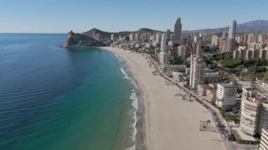 Benidorm sahilinin güzel bir sabahki hava manzarası.
