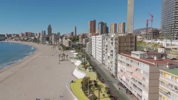 Benidorm Batısındaki Ünlü Turist Kasabasının Gökdelenleri Daireleri Gösteren Insansız Hava — Stok video