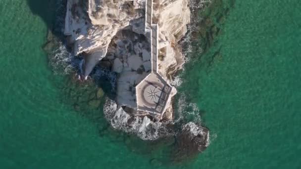 Drone haut vers le bas survoler Benidorm Plaza del Castell et balcon del mediterraneo dans la lumière du matin entouré d'eaux turquoise