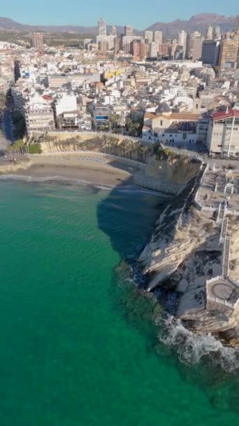 Güneşli Bir Günde Güneşli Bir Günde Mediterraneo Gökdelenlerinin Plajların Denizin — Stok video