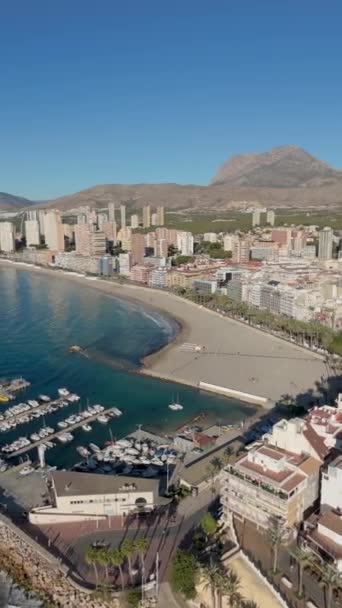 Güneşli Bir Günde Benidorm Marinasının Gökdelenlerin Plajların Denizin Dikey Hava — Stok video