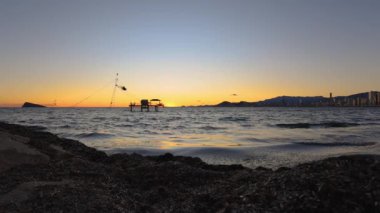 Altın saat boyunca Benidorm gökdelenlerinin alçak açılı görüntüsü, Cable ski ve La isla de Benidorm