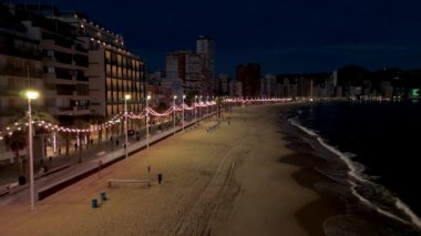 Benidorm plajı, deniz ve gece güvertesinin insansız hava görüntüsü.