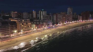 Gece Benidorm plajı ve denizinin statik hava aracı görüntüsü
